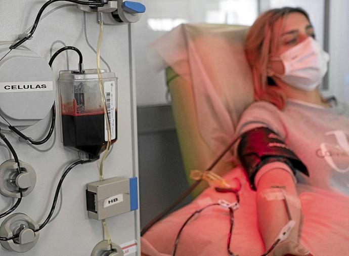 Una donante de sangre (izda.) y uno de plasma (dcha.), en el Centro Vasco de Transfusiones y Tejidos Humanos de Álava. Fotos: Alex Larretxi