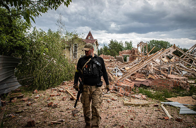 Un soldado ucraniano pasea ante los restos de una vivienda destruida en Donetsk.