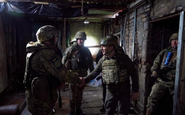 El presidente ucraniano Zelensky visita la línea fronteriza cerca de Donetsk.