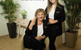 Mari Carmen Larrainzar y Sara Apezteguia, madre e hija, gerente e interiorista de Cosas de Casa Santesteban Interiorismo.