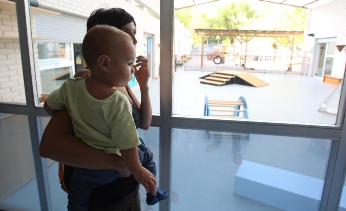 Un niño en brazos de su madre, en el primer día de clase de la escuela infantil de Donibane.