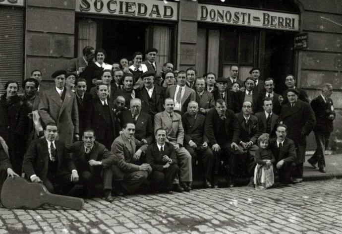 Varios socios de Donosti Berri, en una foto antigua de la sociedad