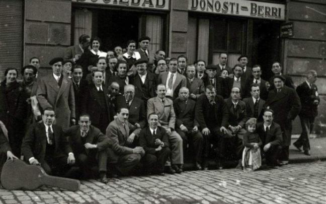 Varios socios de Donosti Berri, en una foto antigua de la sociedad