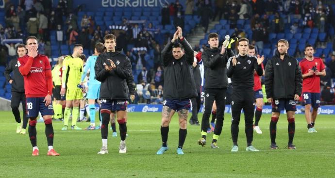 Los jugadores de Osasuna se despiden de sus aficionados en el Reale Arena.