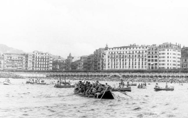 Imagen antigua de un día de regatas en La Concha.