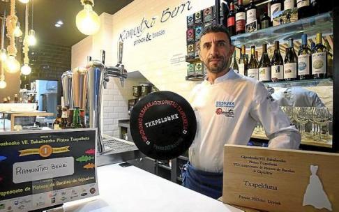 George Brezeanu posa orgulloso con su txapela dentro de la barra del bar Ramuntxo Berri de Gros.
