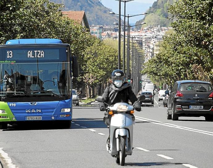 Vehículos circulando por una calle de Donostia durante la pandemia.