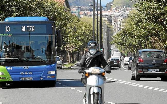 Vehículos circulando por una calle de Donostia durante la pandemia.