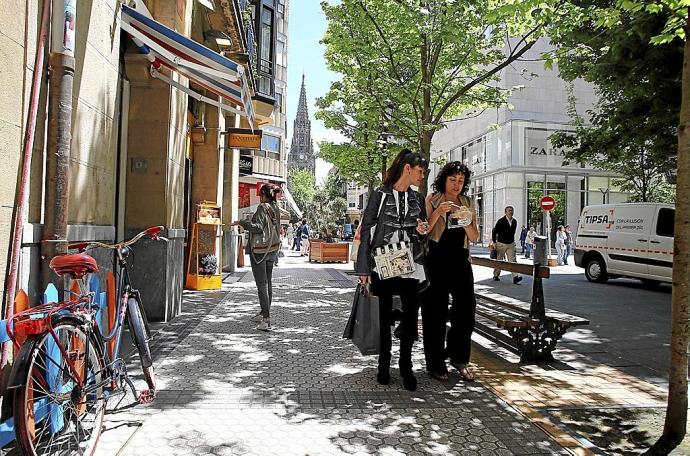 Dos mujeres pasean por la calle Loiola, uno de los ejes comerciales de Donostia.