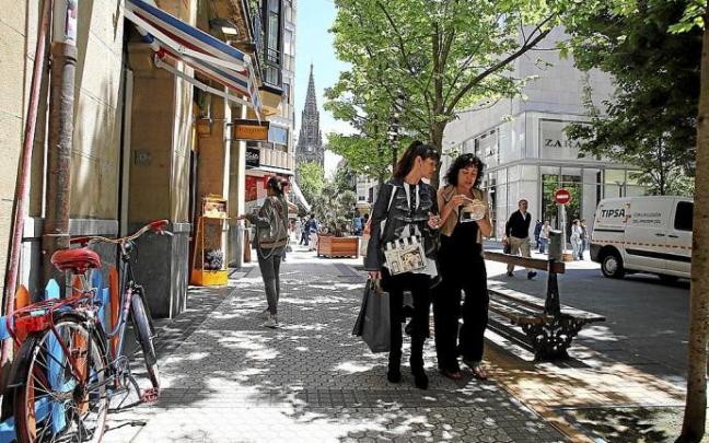 Dos mujeres pasean por la calle Loiola, uno de los ejes comerciales de Donostia.