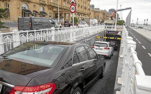 Varios vehículos esperan para acceder al parking de Okendo. Varios vehículos esperan para acceder al parking de Okendo.