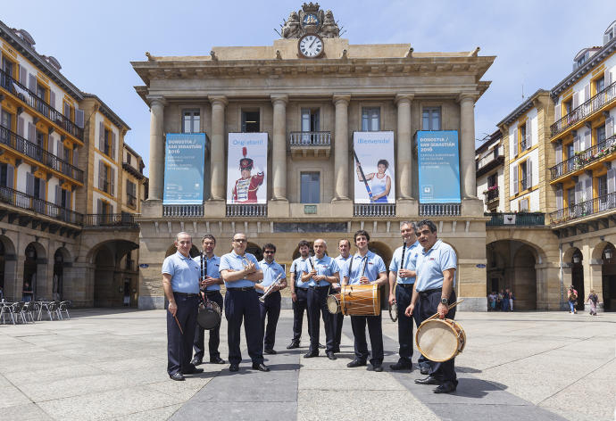 La Banda Municipal de Txistularis, en su escenario habitual de la plaza de la Constitución.