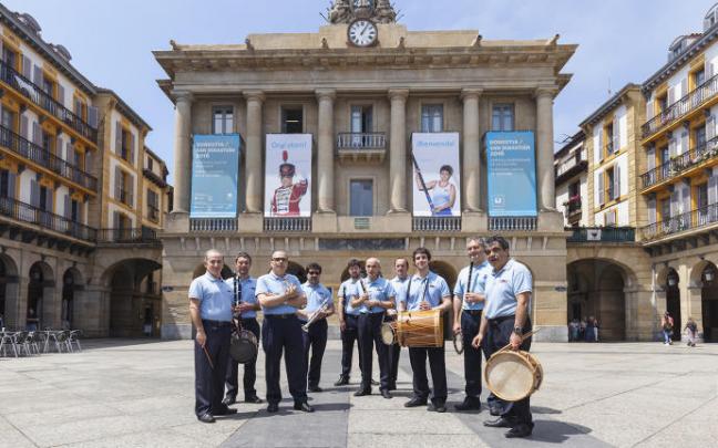 La Banda Municipal de Txistularis, en su escenario habitual de la plaza de la Constitución.