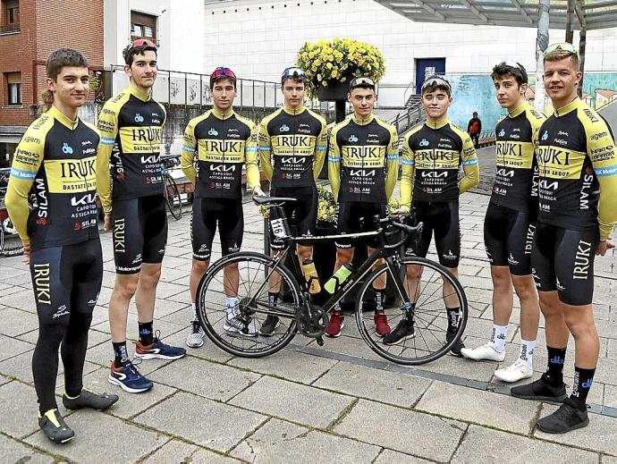 Algunos de los jóvenes ciclistas de Iruki Donostialdea Bizikletan, antes de tomar parte en el Trofeo Zumy.