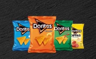 Cuatro bolsas diferentes de Doritos.