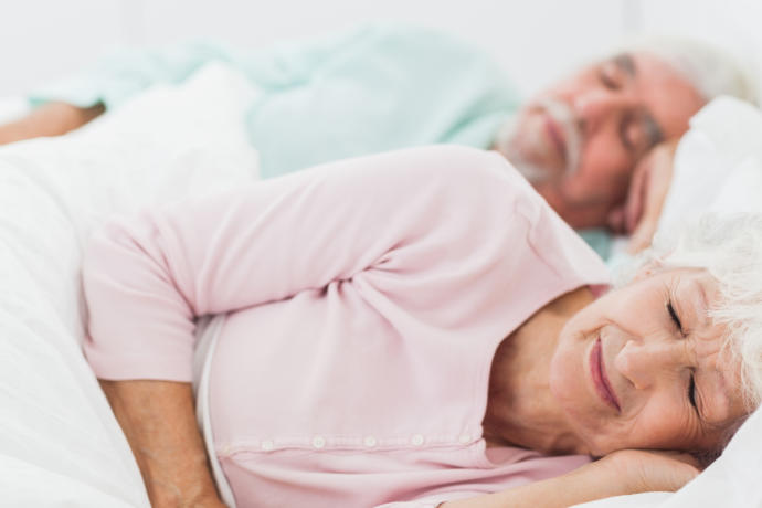 Los adultos mayores deben mantener un sueño saludable.