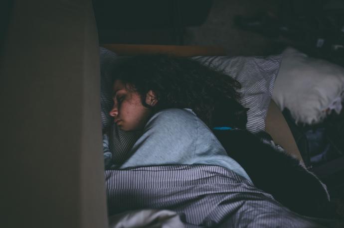 Imagen ilustrativa de una persona durmiendo.