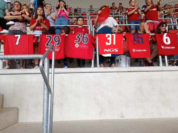 Los dorsales que ha lucido Oier en Osasuna, colgados en la barandilla de una de las gradas de El Sadar.