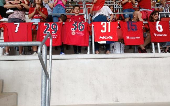 Los dorsales que ha lucido Oier en Osasuna, colgados en la barandilla de una de las gradas de El Sadar. Los dorsales que ha lucido Oier en Osasuna, colgados en la barandilla de una de las gradas de El Sadar.