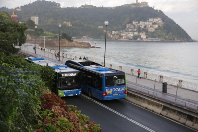 Dos autobuses se cruzan en el paseo de La Concha este martes, antes de la reducción de la calzada a un carril.