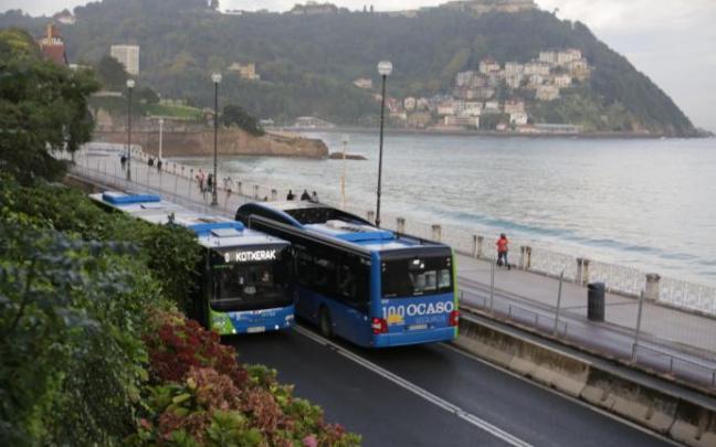 Dos autobuses se cruzan en el paseo de La Concha este martes, antes de la reducción de la calzada a un carril. Dos autobuses se cruzan en el paseo de La Concha este martes, antes de la reducción de la calzada a un carril.
