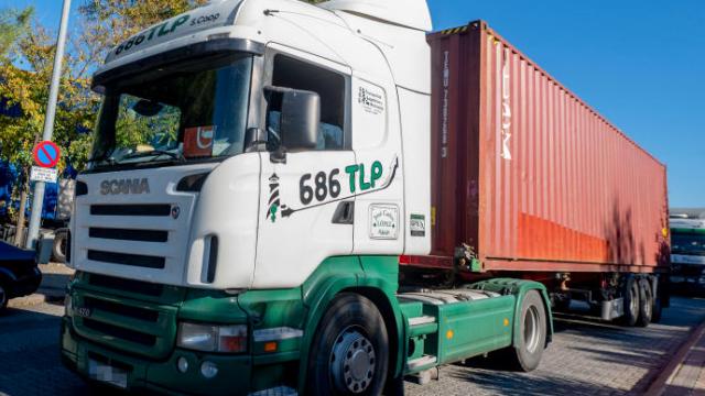 Imagen de archivo de dos camiones circulando por una carretera.