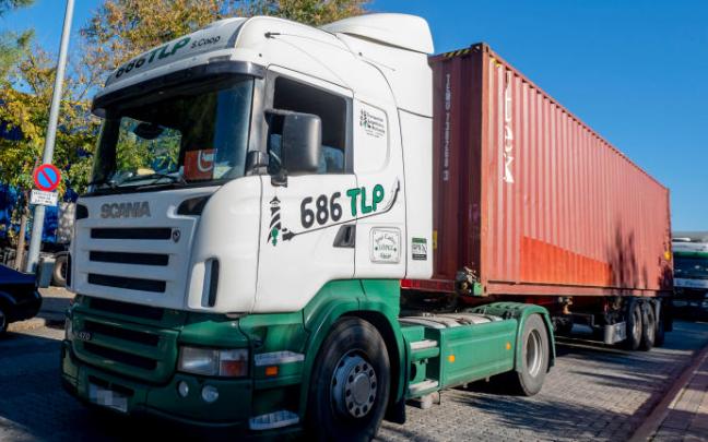 Imagen de archivo de dos camiones circulando por una carretera.
