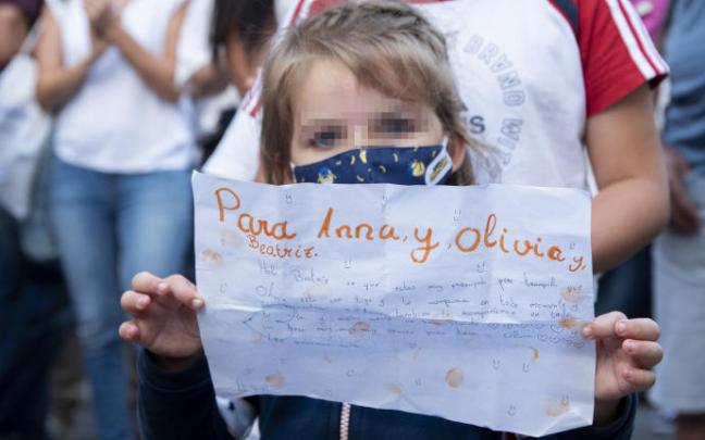 Una niña sostiene un papel con una carta a Olivia y Anna