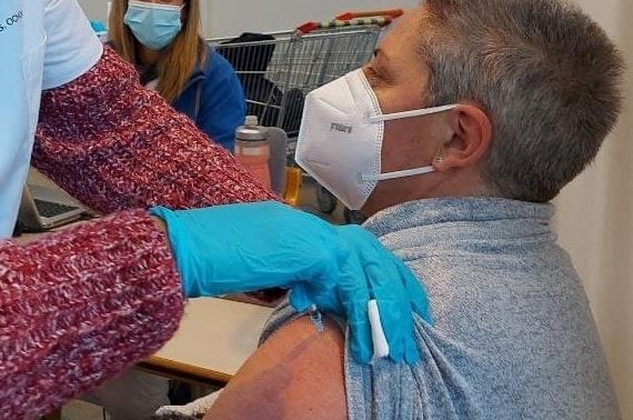Un hombre recibe la tercera dosis de la vacuna contra el coronavirus.