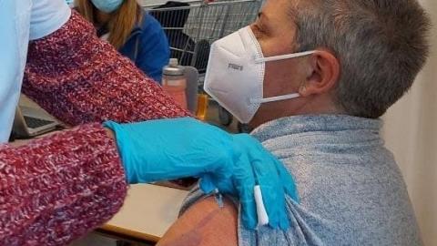 Un hombre recibe la tercera dosis de la vacuna contra el coronavirus.