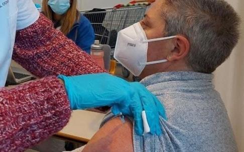 Un hombre recibe la tercera dosis de la vacuna contra el coronavirus. Un hombre recibe la tercera dosis de la vacuna contra el coronavirus.