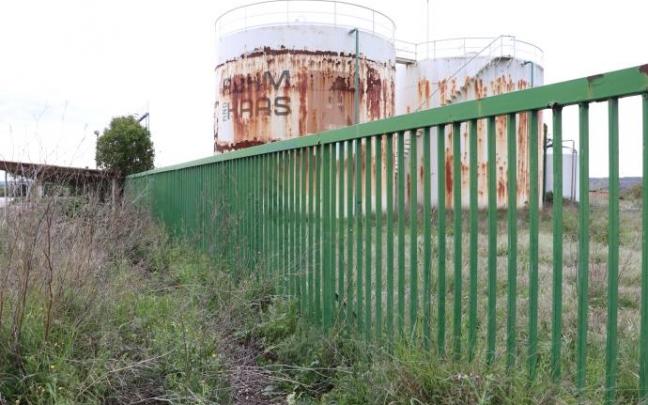 Algunos de los depósitos que aún quedan en las antiguas instalaciones de la empresa