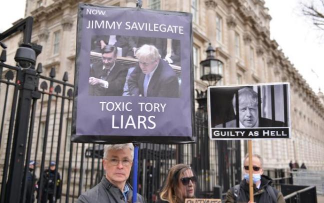Protestas contra el primer ministro frente a Downing Street