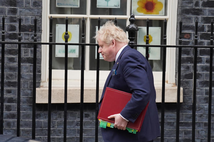 Boris Johnson sale del número 10 de Downing Street en una imagen de archivo.