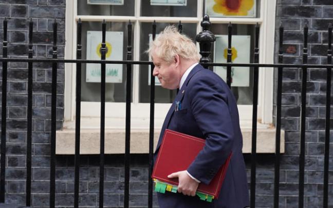 Boris Johnson sale del número 10 de Downing Street en una imagen de archivo.