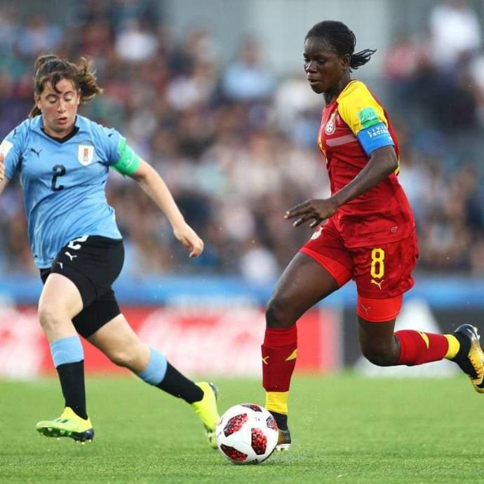 Mukarama conduce un balón con Ghana.