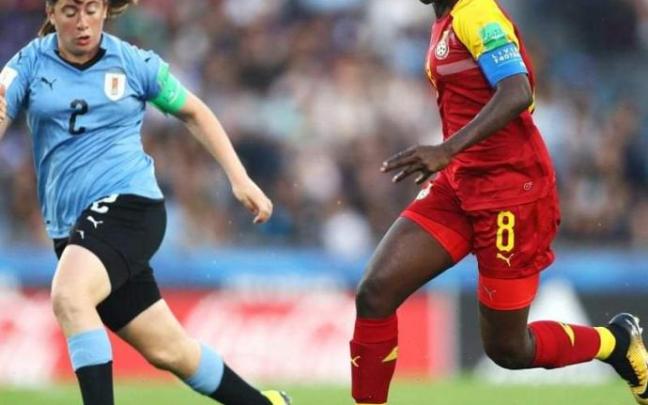 Mukarama conduce un balón con Ghana.