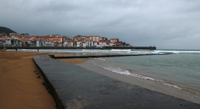 El malecón de Lazunarri, en primer plano, protege la bocana el puerto lekeitiarra.