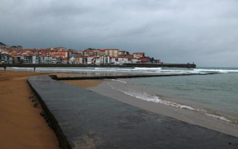 El malecón de Lazunarri, en primer plano, protege la bocana el puerto lekeitiarra.