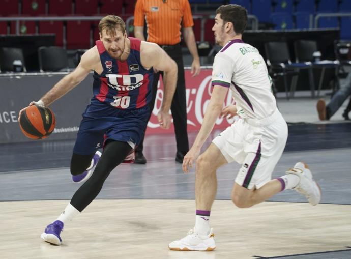 Zoran Dragic, trata de eludir el marcaje de un jugador de Unicaja durante un partido de la Liga ACB