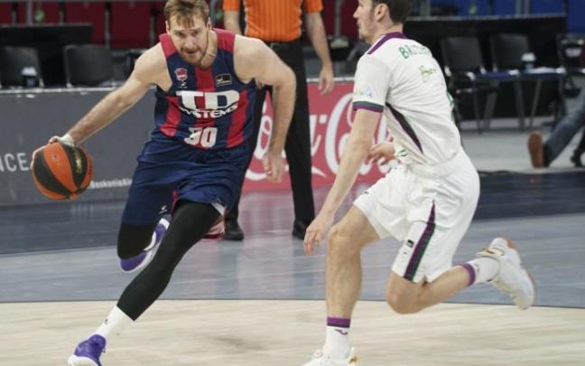 Zoran Dragic, trata de eludir el marcaje de un jugador de Unicaja durante un partido de la Liga ACB