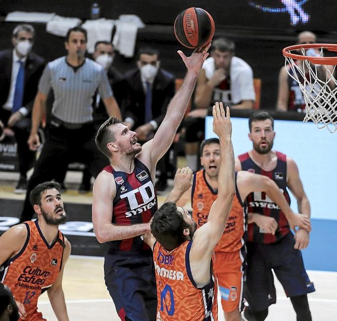 Dragic, notable en ataque ayer, se eleva por encima de Tobey para tratar de dejar una bandeja en el aro 'taronja'. Foto: Área 11