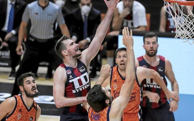 Dragic, notable en ataque ayer, se eleva por encima de Tobey para tratar de dejar una bandeja en el aro 'taronja'. Foto: Área 11