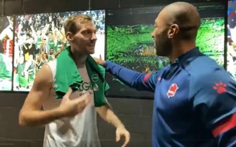 Zoran Dragic y Jayson Granger se saludan