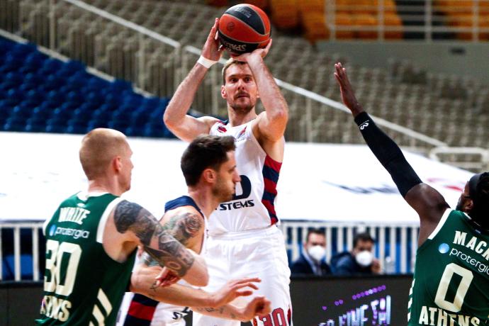 Dragic estuvo inspirado y superó los 20 puntos, al igual que Polonara y Giedraitis.