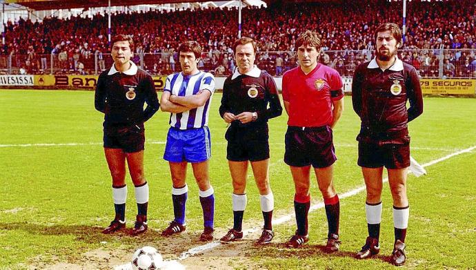 18 de mayo de 1980. Alavés 0-2 Osasuna. José María Igartua (Deportivo Alavés) y José Manuel Echevarría (Osasuna), capitanes de ambos equipos, junto al colegiado Antonio Martín Navarrete (Andaluz) y sus jueces de línea.