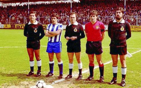 18 de mayo de 1980. Alavés 0-2 Osasuna. José María Igartua (Deportivo Alavés) y José Manuel Echevarría (Osasuna), capitanes de ambos equipos, junto al colegiado Antonio Martín Navarrete (Andaluz) y sus jueces de línea.