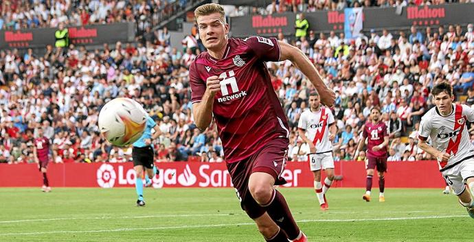 Sorloth persigue un balón durante el partido disputado por la Real el domingo pasado en Vallecas. Foto: Europa Press