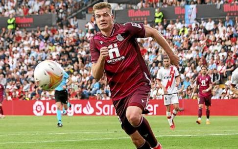 Sorloth persigue un balón durante el partido disputado por la Real el domingo pasado en Vallecas. Foto: Europa Press