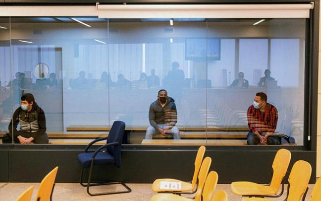 Mohamed Houli Chemial, Driss Oukabir(c) y Said Ben Iazza durante el juicio por el 17A.